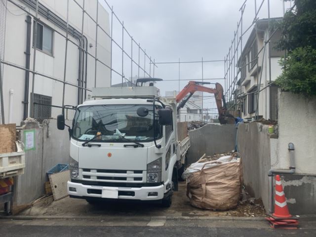 木造2階建て2棟地下車庫付き解体工事(東京都世田谷区奥沢)　工事中の様子です。
